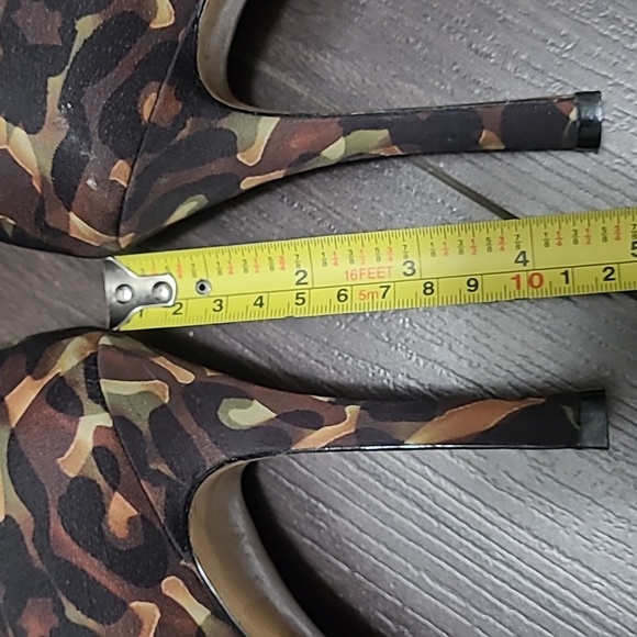 Nine West camo print held 4.5" heel height - Picture 2 of 5